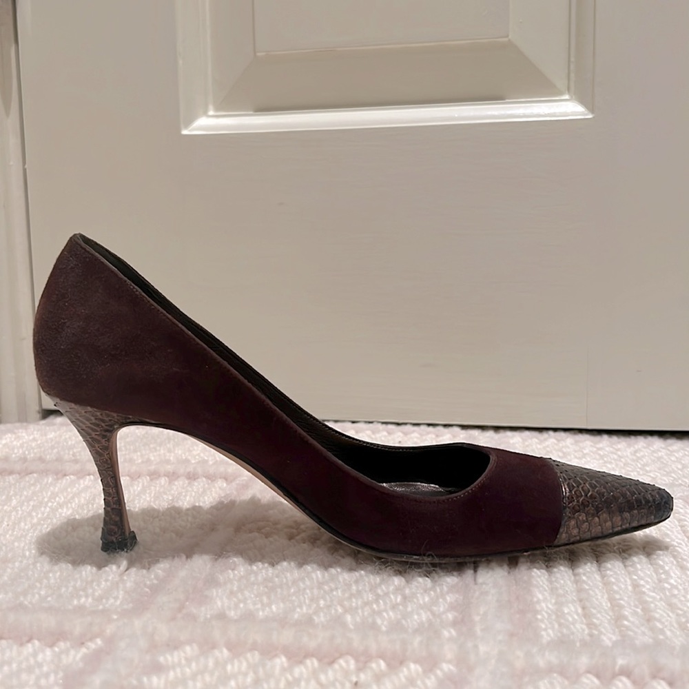 Manolo Blahnik brown suede and skin toe & heel pumps Size 35 1/2.